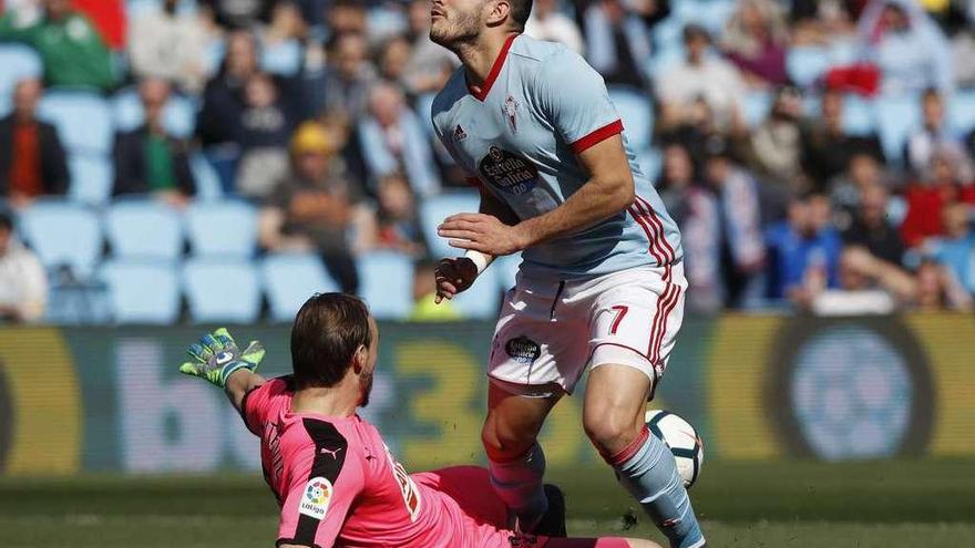 Dimotrovic se anticipa a Maxi en una de las ocasiones del Celta en la primera parte. // Ricardo Grobas