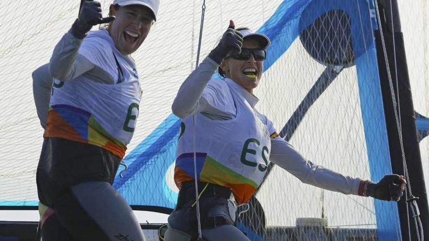 Echegoyen, a la izquierda, y Betanzos celebran su primer puesto en la general.