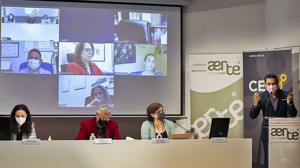 Mesa redonda organizada por Aerte para analizar el impacto de la covid en las residencias. | GERMÁN CABALLERO