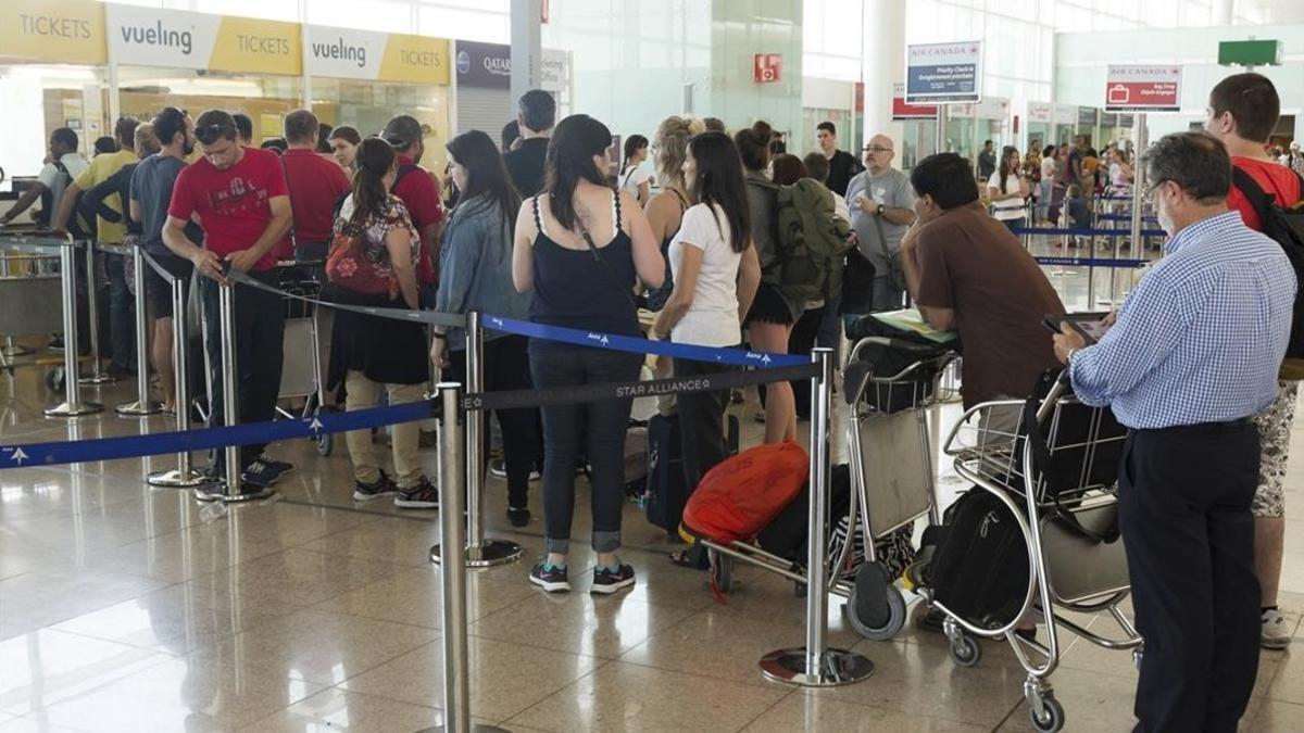 Cola de pasajeros en atención al cliente de El Prat para reclamar retrasos.