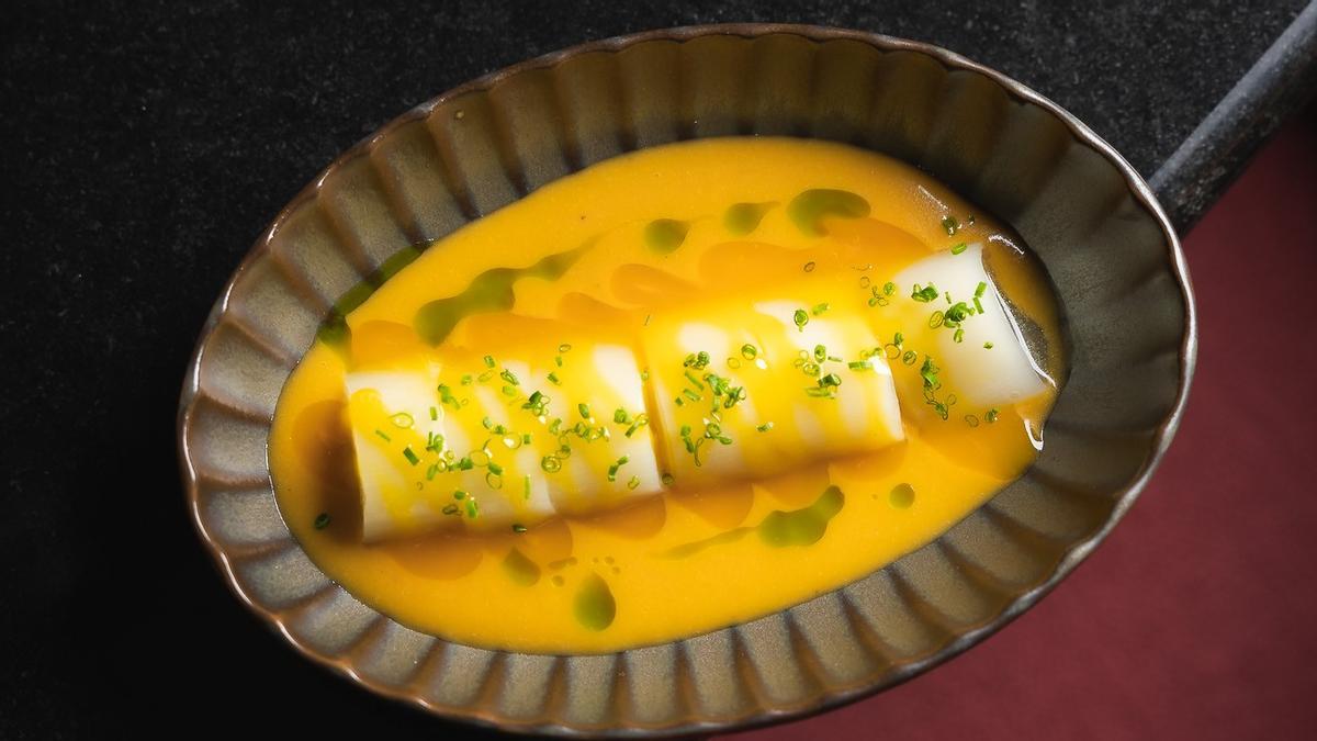 El puerro asado con emulsión de yema curada y fondo escabechado del restaurante Bera.