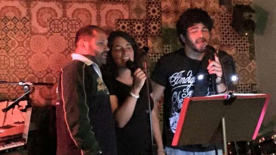 Una sesión de un karaoke de años anteriores. // FdV