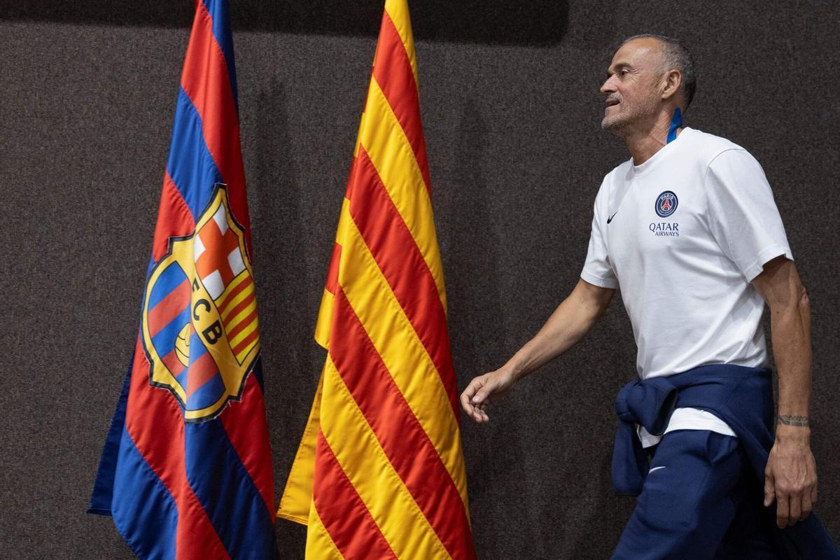 Paris Saint-Germain's coach Luis Enrique arrives to give a press conference on the eve of the UEFA Champions League league phase day 2 football match between FC Barcelona and Paris Saint-Germain (PSG) at the Estadi Olimpic Lluis Companys, on September 30, 2025. (Photo by Josep LAGO / AFP)