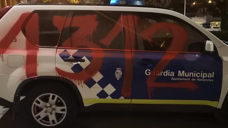 Les pintades al cotxe de la Guàrdia Municipal de Navarcles