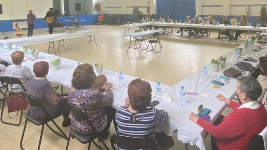 Las mujeres disfrutaron de una comida entre otras actividades. | SERVICIO ESPECIAL