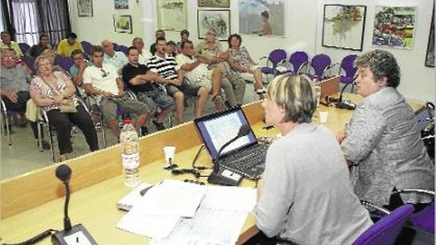 La Sala la Nau es va omplir de veïns per escoltar la situació econòmica municipal de mà del nou govern.