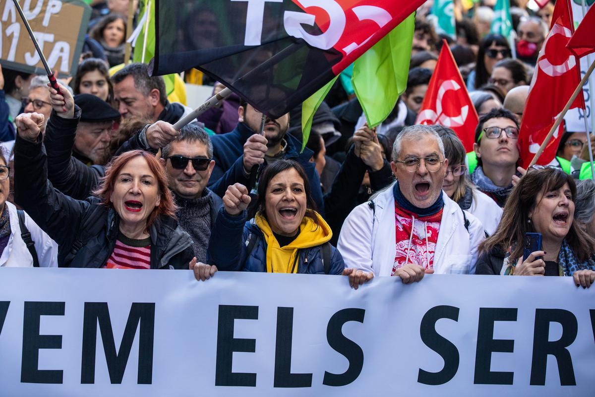 Cabecera de la manifestación de docentes y sanitarios, este miércoles en Barcelona.