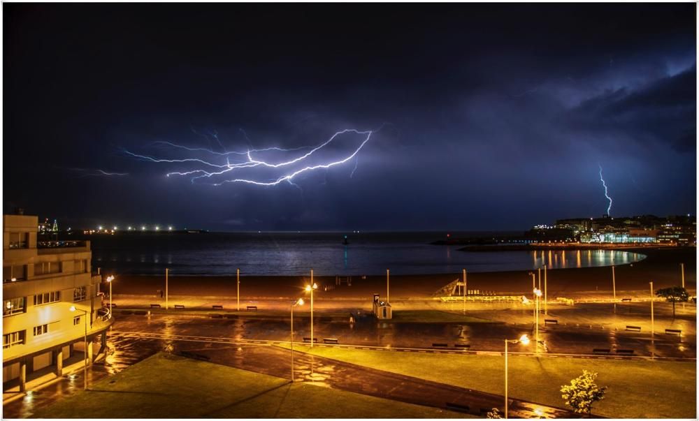 Las imágenes de los rayos que cayeron ayer en la costa de Gijón.