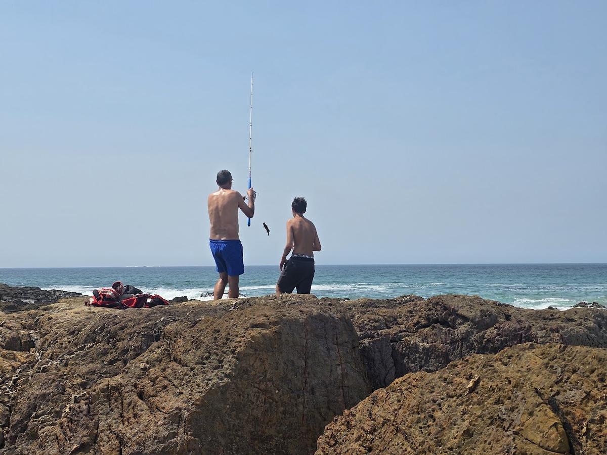 Pescadores deportivos desde la costa.