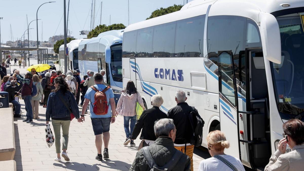 De momento, los autocares con turistas que no sean de cruceros también pueden seguir aparcando en el camino de la Escollera.