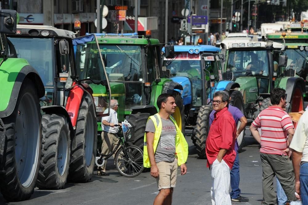 La Gran Vía de Murcia, paralizada por los agricultores