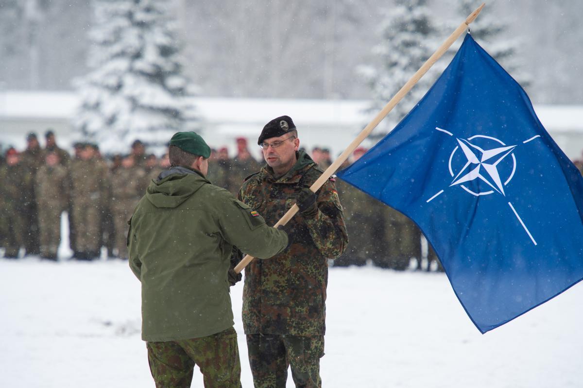 04/02/2019 Varios militares sostienen una bandera de la OTAN en Lituania.