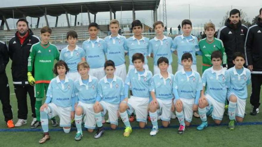 Jugadores y técnicos del segundo equipo infantil del Celta. // E. A.