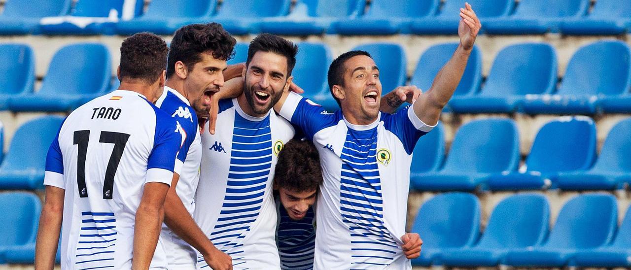 Tano, Romain,Pastorini, Abde -semiescondido- y Pedro Sánchez invitan a sus compañeros a festejar un gol en el Rico Pérez.