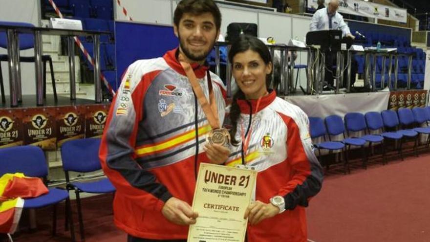 Longobardi posa con la medalla y la entrenadora Rebeca Mariño.