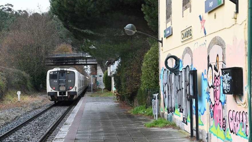 Tendido ferroviario entre A Coruña y Ferrol a su paso por la estación de Cambre.