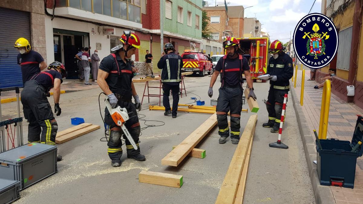 Bomberos apuntalando un edificio en riesgo de colapso en la calle Alcalde Bartolomé Spottorno.