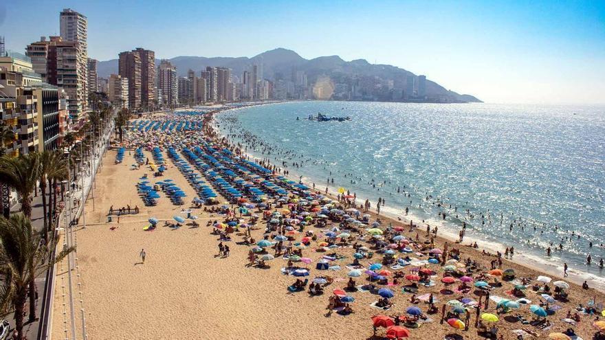 Muere una turista británica de 66 años tras estrellarse contra las rocas mientras hacía parasailing en Benidorm