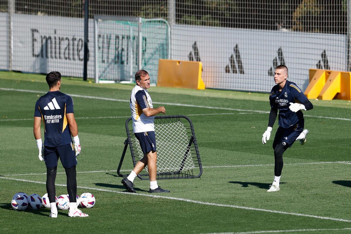 Lunin, durante un entrenamiento con el Real Madrid en Valdebebas este verano.