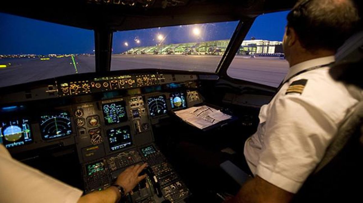 Un pilot a la cabina d’un avió. Un pilot a la cabina d’un avió.