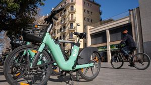 Bicicletas de empresas de bikesharing aparcadas en Barcelona