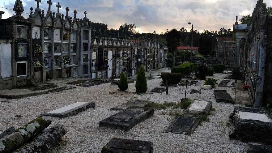 El cementerio parroquial de Rubiáns no tiene ningún panteón disponible desde hace años.  // Iñaki Abella