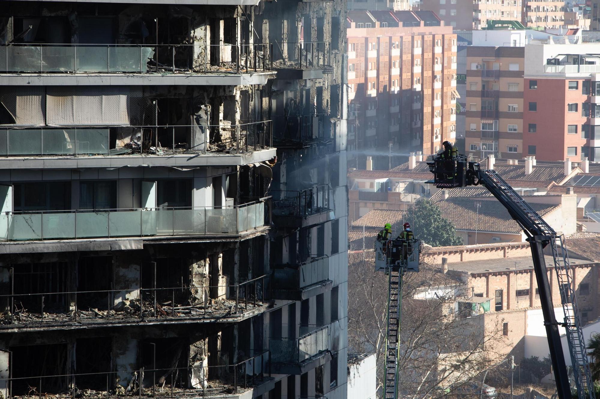 El trabajo de los bomberos en la trágico incendio de València