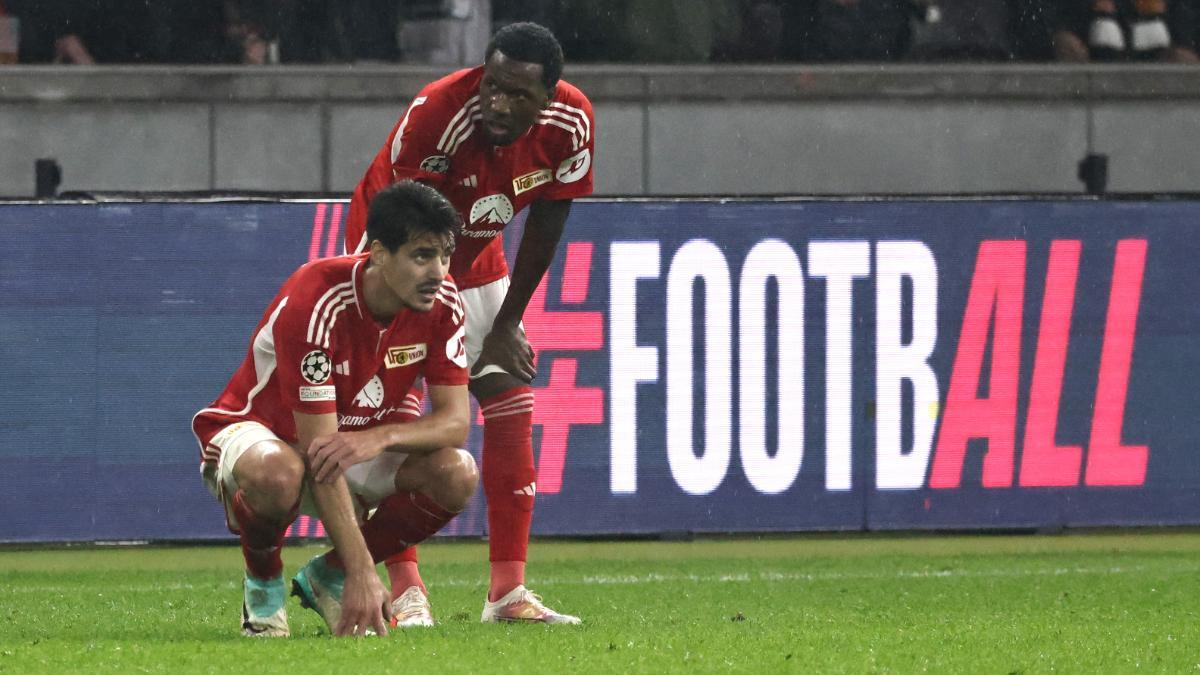 Los jugadores del Union Berlín se lamentan tras la derrota ante el Nápoles