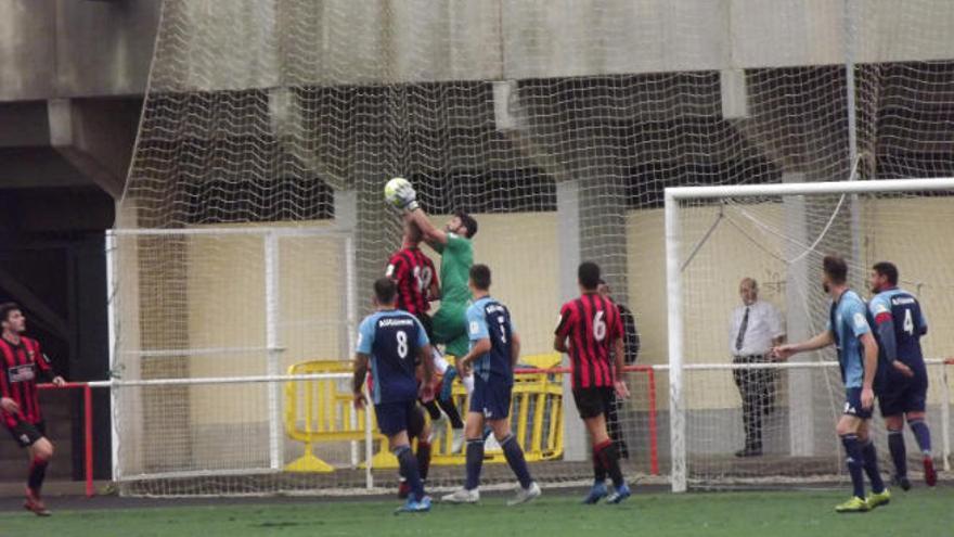 Dani Hernández se hace con el balón.