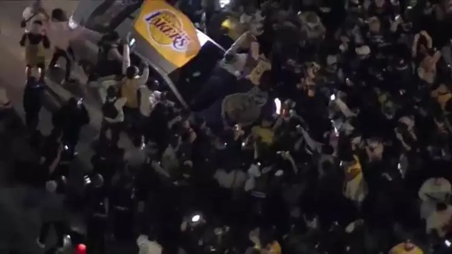 Fans de los Lakers se olvidan del coronavirus y celebran a lo grande su triunfo en la NBA