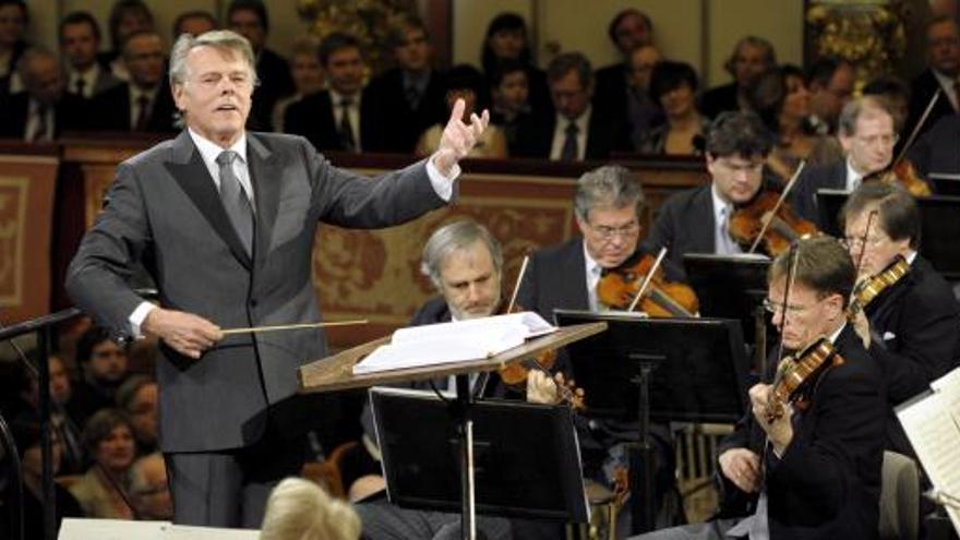 El director letón Mariss Jansons conduce un ensayo del Concierto de Año Nuevo.