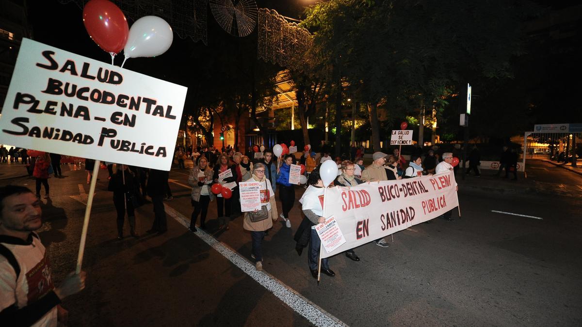 Afectados recorren la Gran Vía de Murcia para exigir salud bucodental en el sistema público.