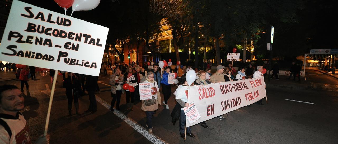 Afectados recorren la Gran Vía de Murcia para exigir salud bucodental en el sistema público.