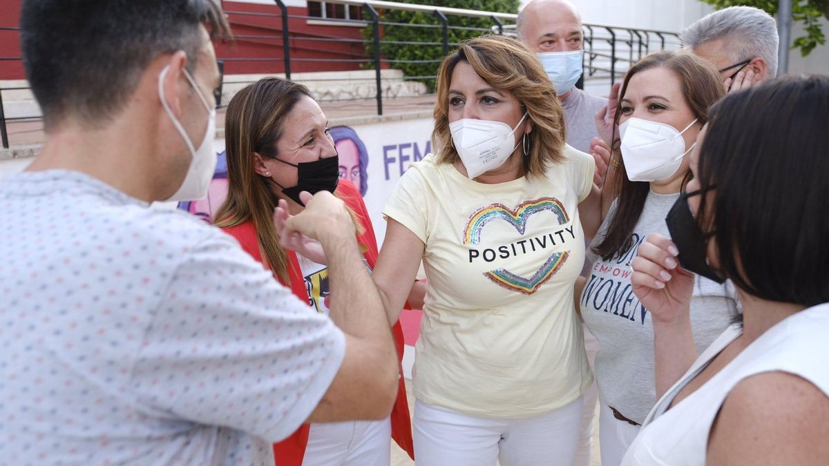 Susana Díaz, ayer, junto a militantes socialistas que apoyan su candidatura.