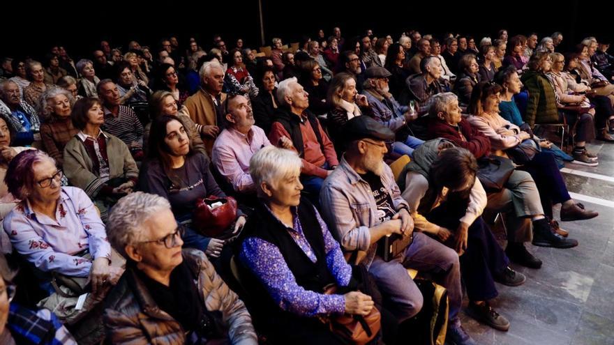 Público en el patio del Antiguo Instituto. | JUAN PLAZA