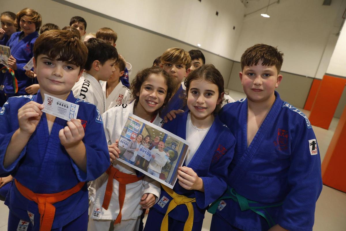 Miembros del Judo Club Avilés con décimos de lotería