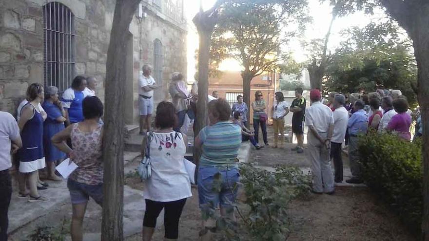 Un momento de la reunión de vecinos mantenida en Villarrín.