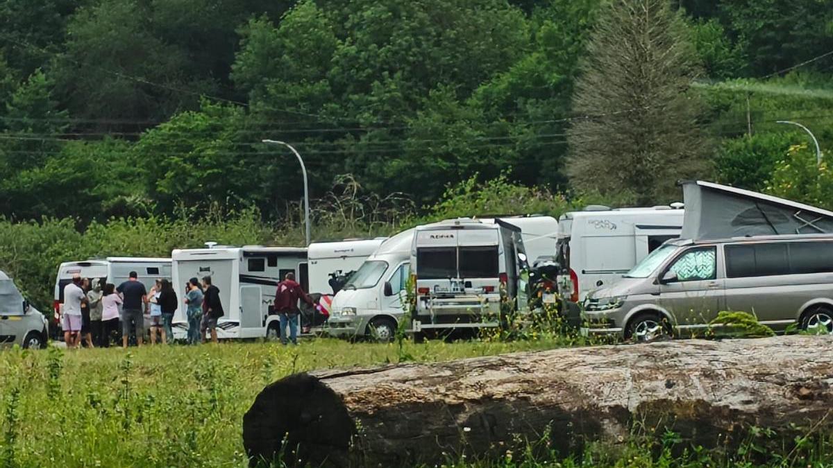 Las caravanas estacionadas en la finca de Belmonte de Miranda.