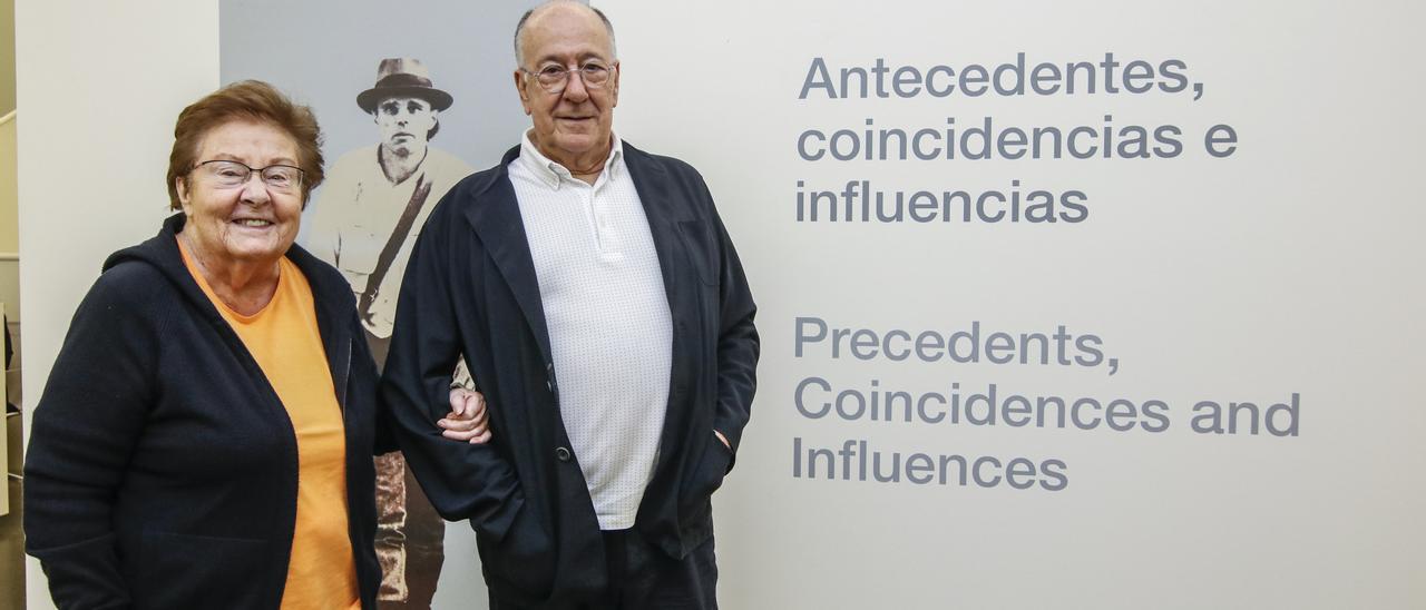 Helga de Alvear junto a José María Viñuela, en una fotografía reciente de una exposición en el museo Helga de Alvear.