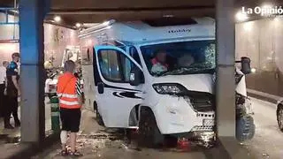 Una autocaravana se estrella contra un pilar en el túnel de María Pita