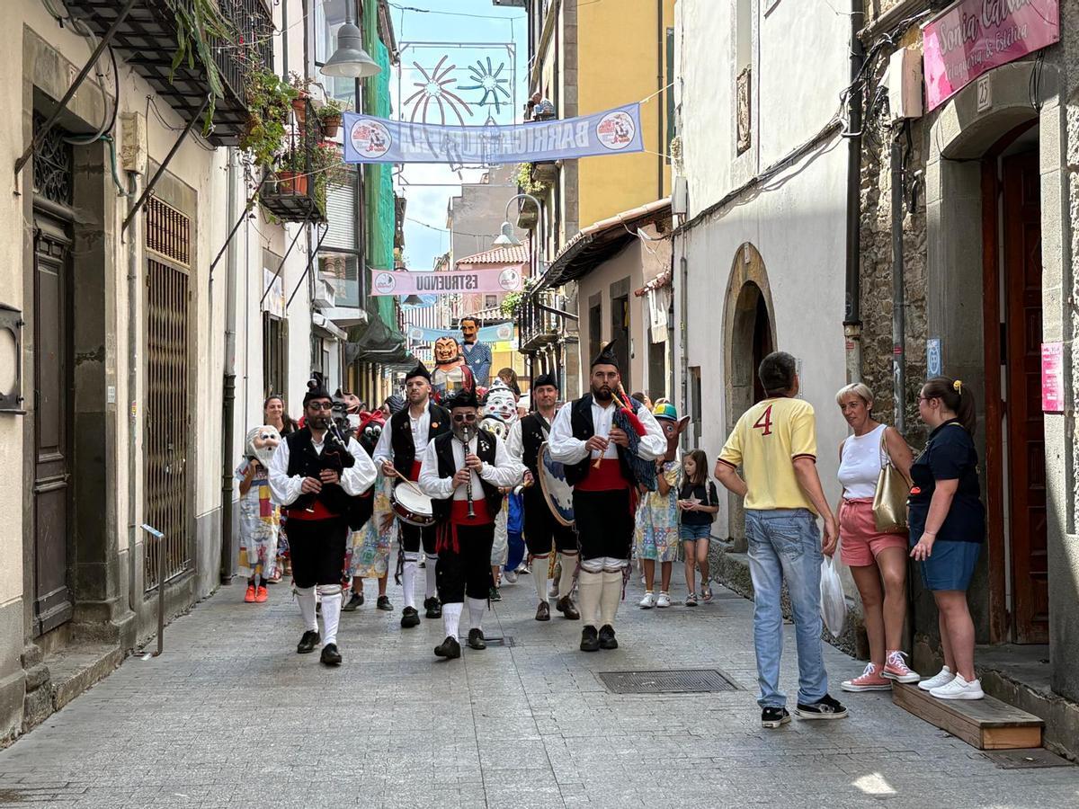 Cangas se rinde a sus gigantes y cabezudos