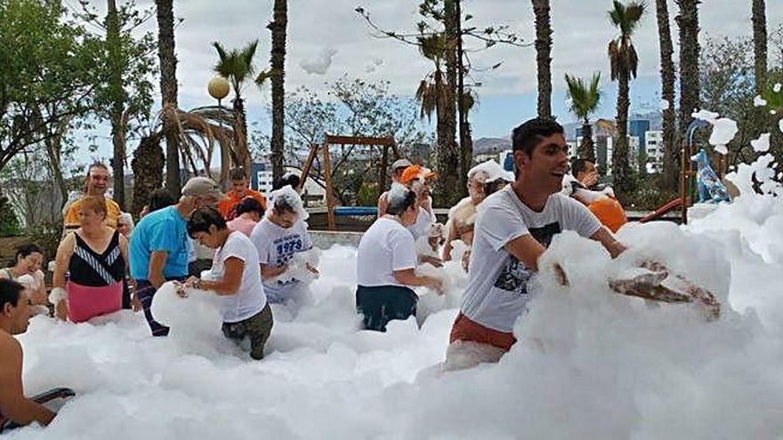 Los usuarios del centro de San Juan de Dios, durante la fiesta de la espuma.