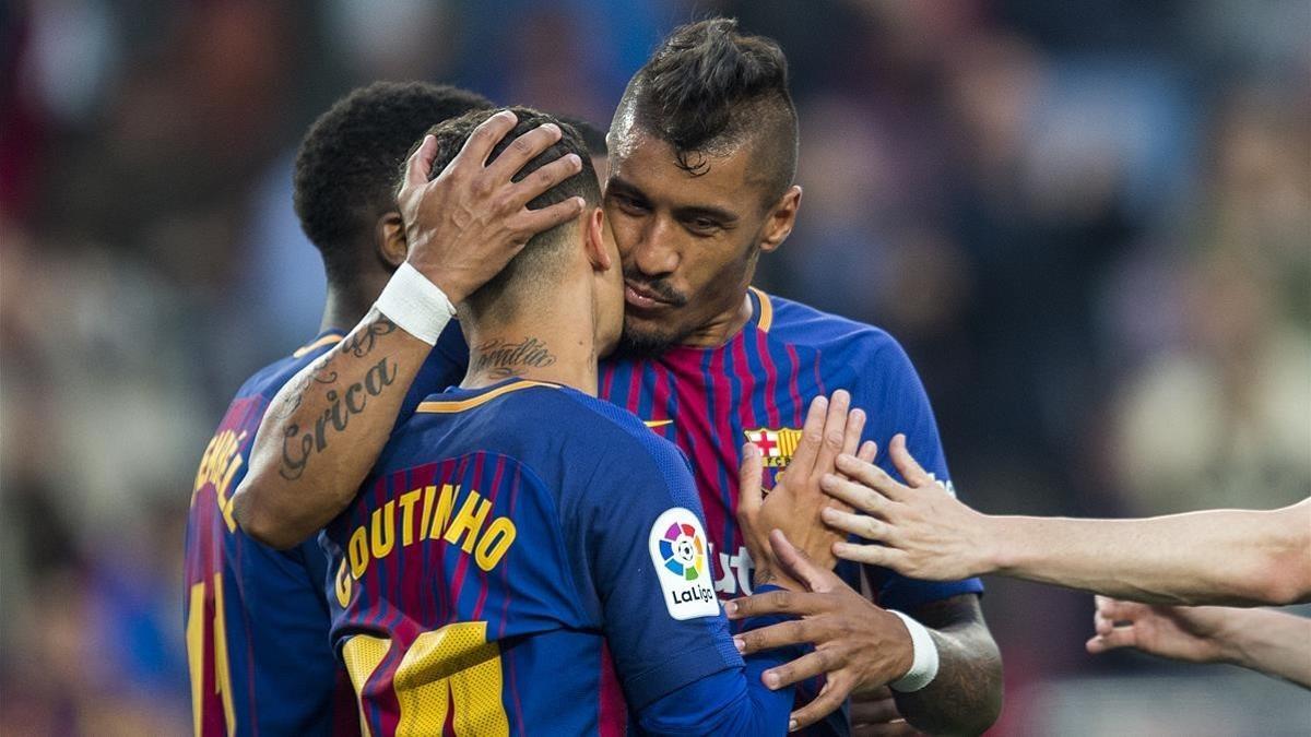 Paulinho felicita a Coutinho tras el primer gol del Barça al Villarreal.