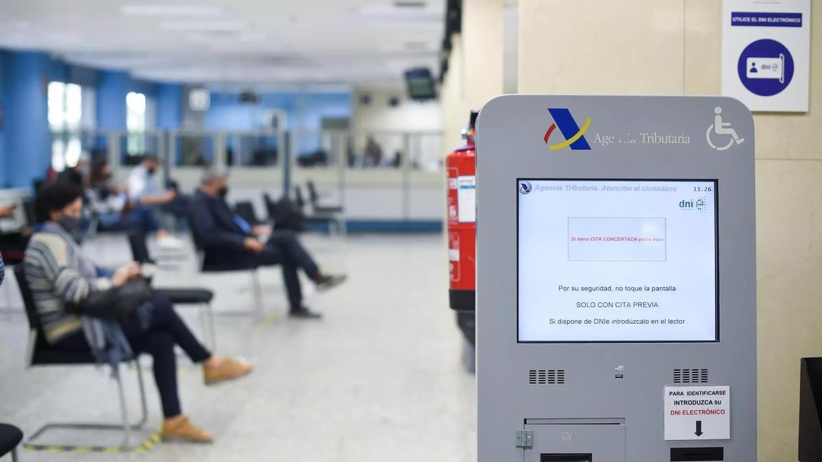 Varias personas esperan en la Agencia Estatal de la Administración Tributaria.