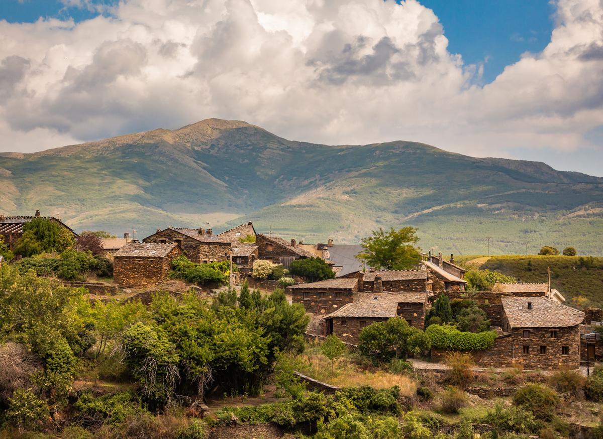 Ruta por los Pueblos Negros de Guadalajara, la zona secreta al lado de Madrid más bonita del interior