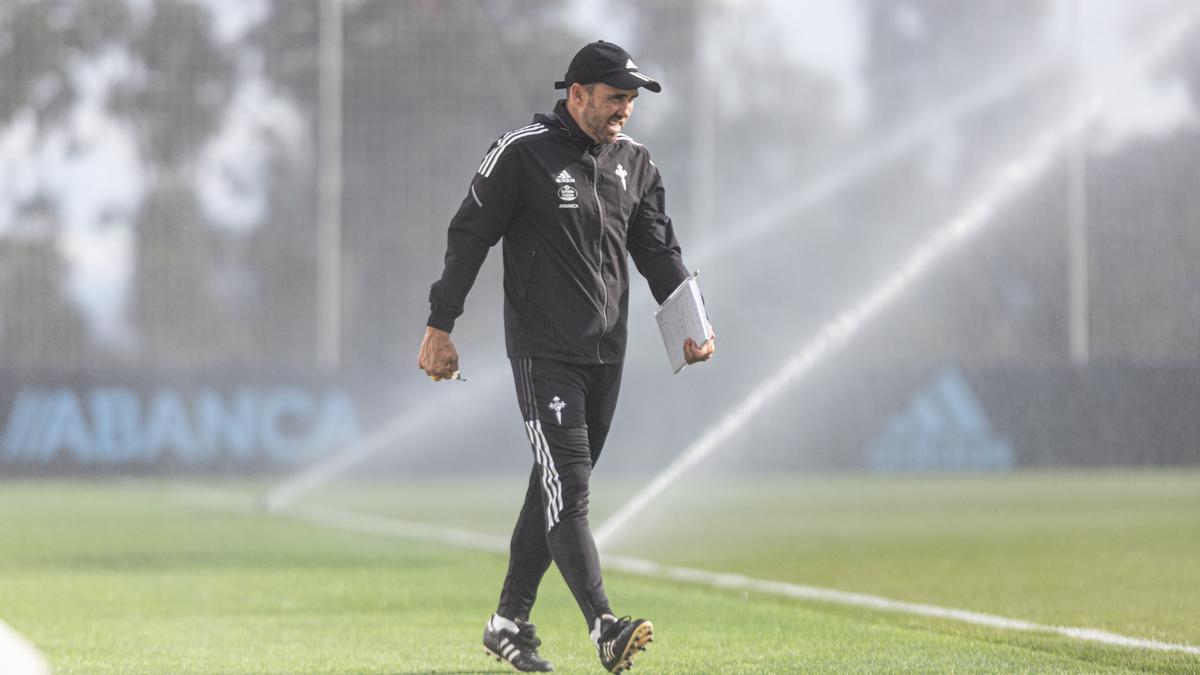 Coudet camina, libreta en mano, por el césped del campo de entrenamiento de la ciudad deportiva del Celta en Mos