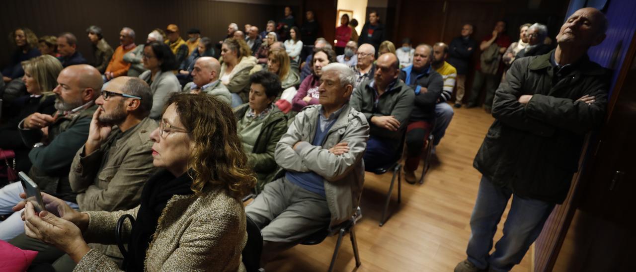 Asistentes a la presentación del proyecto del centro de salud de Lena.