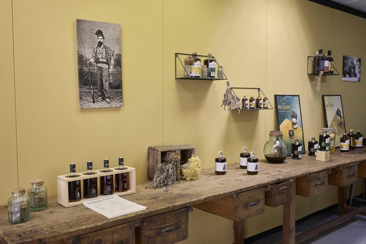 Una part de l'exposició de l'obrador, on es presenten algunes ratafies.