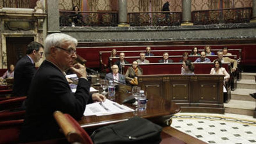 El alcalde durante el consejo social celebrado ayer en el hemiciclo.