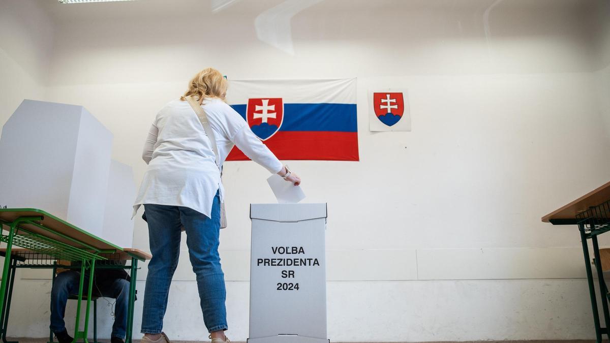 Una mujer deposita su voto en una urna en Bratislava.